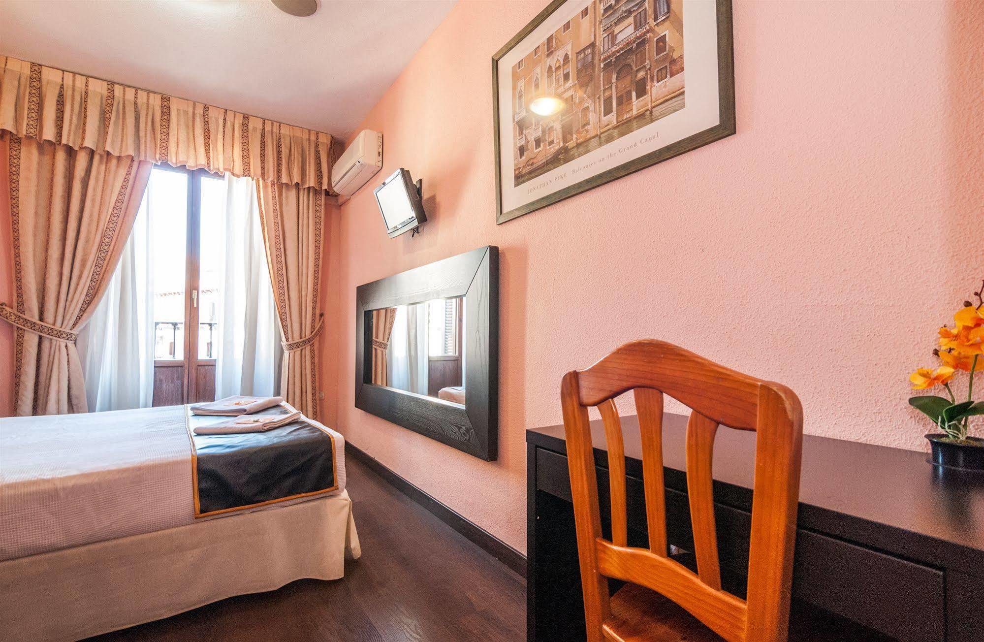 Hostal Gallardo Madrid Kültér fotó